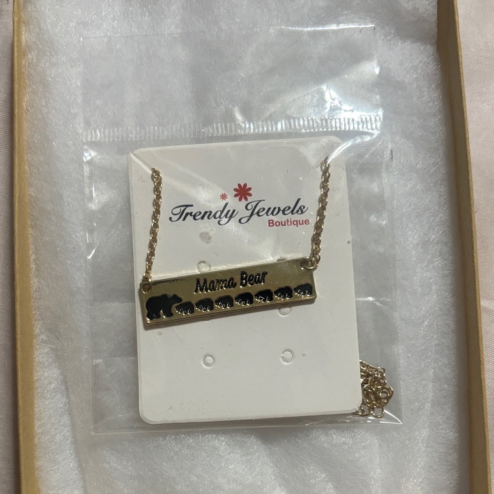 🎄 3/$15 Mama Bear Necklace - Picture 1 of 1